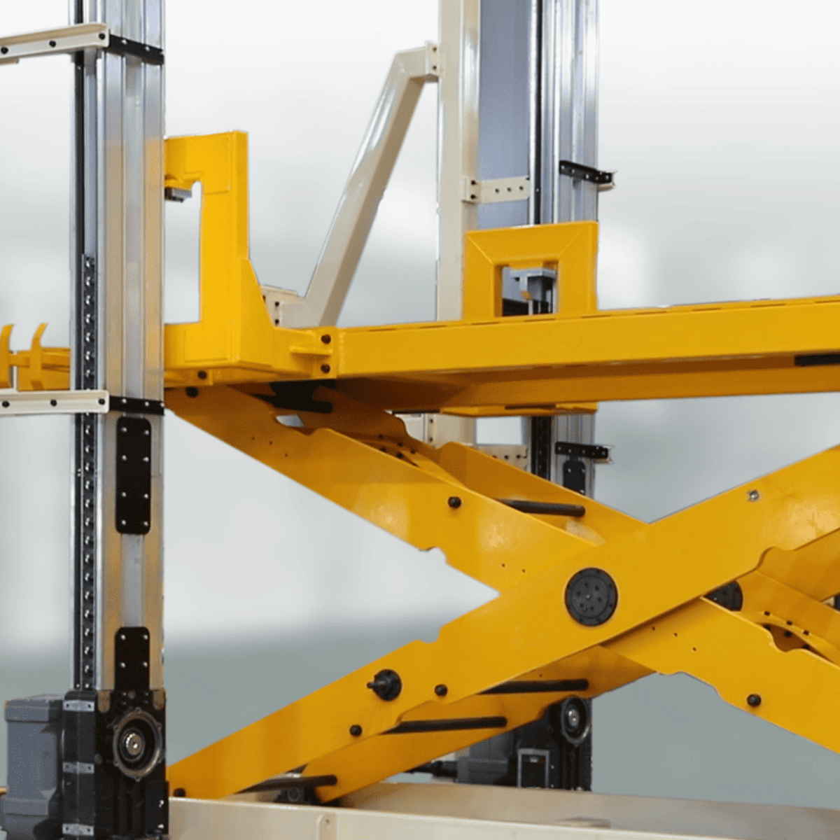 SERAPID Vertical Linearbeam | Axis & Stuifmeel SERAPID Vertical LinearBeam elektromechanische lineaire actuator geïntegreerd in een industriële schaarheftafel voor nauwkeurige verticale positionering van zware lasten.