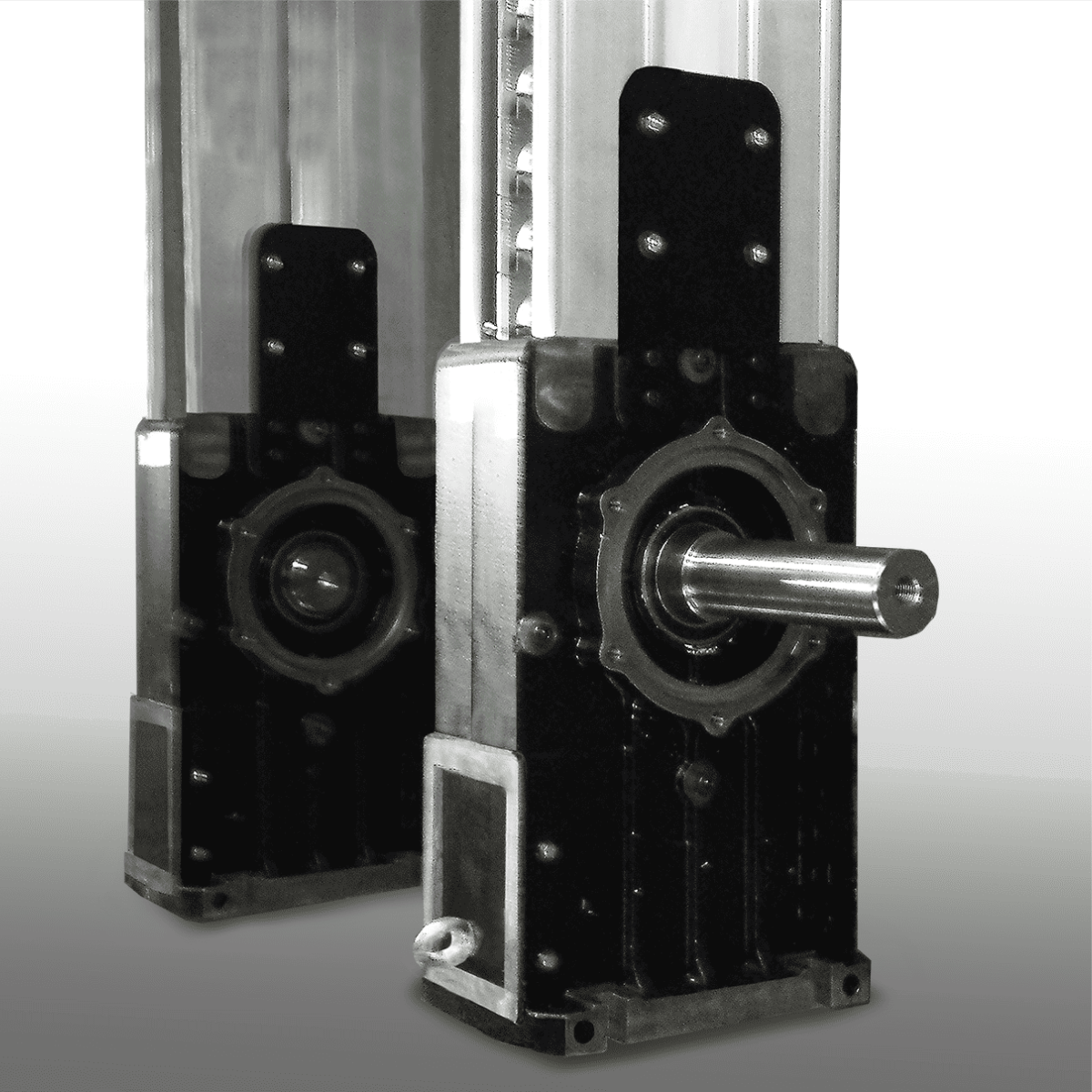 SERAPID Vertical Linearbeam | Axis & Stuifmeel Close-up van de SERAPID Vertical LinearBeam elektromechanische lineaire actuator voor nauwkeurige verticale positionering en het heffen van zware lasten in industriële toepassingen.